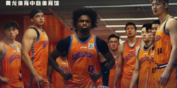 乐鱼leyu平台-上海队海报引发争议！卢伟表扬2人打破质疑，王博回应,洛夫顿复出