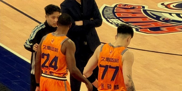 乐鱼leyu平台-上海队海报引发争议！卢伟表扬2人打破质疑，王博回应,洛夫顿复出