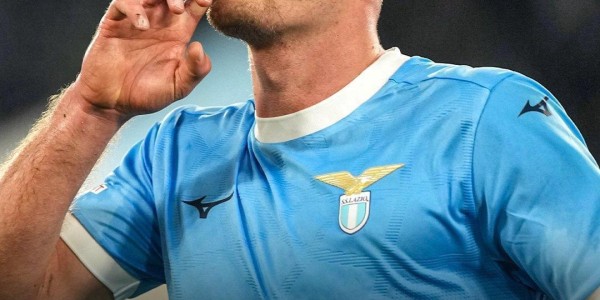 足坛一夜动态：利物浦1-1热刺！曼联3-1维拉 巴萨5-2飞翼戴帽