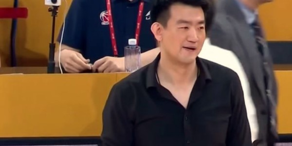 乐鱼leyu平台-上海队海报引发争议！卢伟表扬2人打破质疑，王博回应,洛夫顿复出