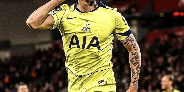 足坛一夜动态：利物浦1-1热刺！曼联3-1维拉 巴萨5-2飞翼戴帽